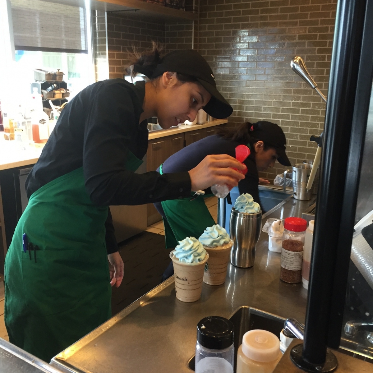 Starbucks barista preparing an El Niño Frappucino