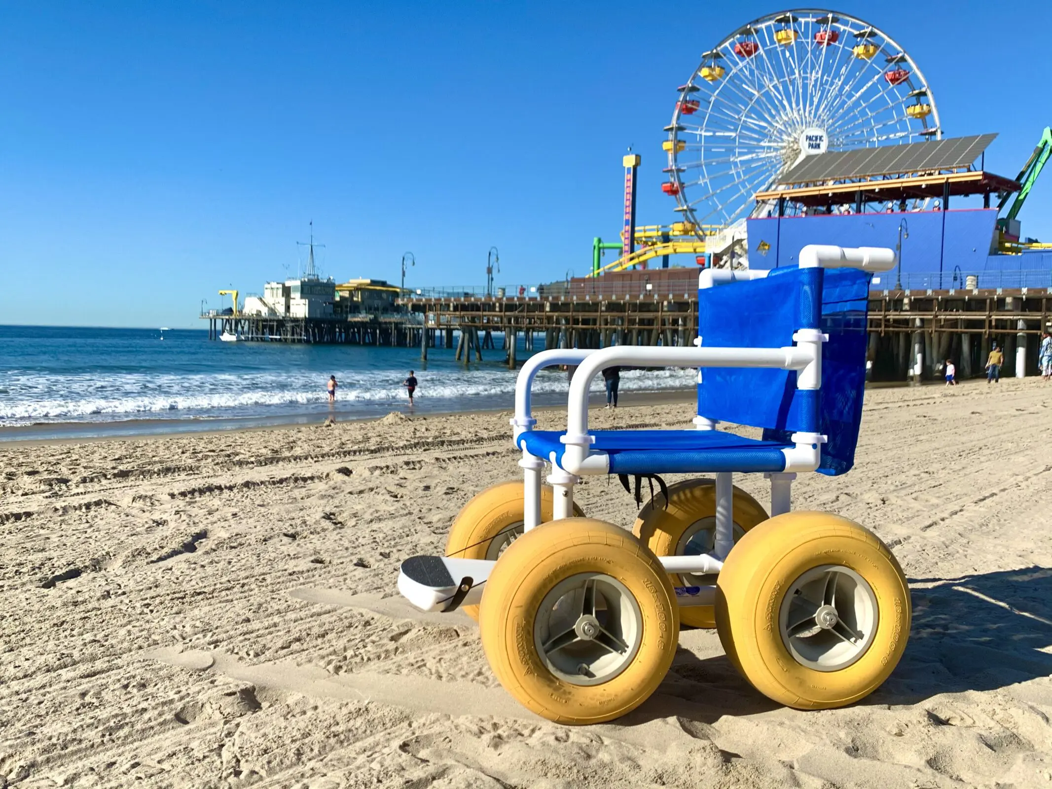 embarazada Atrevimiento exposición Las sillas de ruedas para la playa ya están disponibles en el Acuario de  Heal the Bay bajo el muelle de Santa Mónica - Heal the Bay